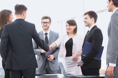 karşılıklı iş ortakları avukatları yanında ayakta