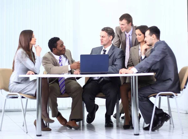 Business team discussing a new business plan — Stock Photo, Image