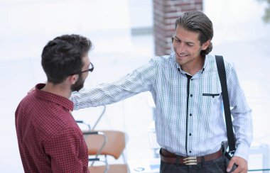 profesyoneller konuş, ofiste ayakta