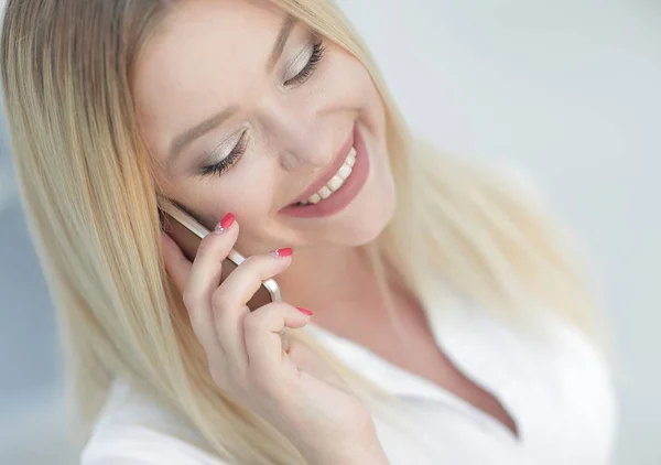 Primer plano de la mujer joven hablando en un teléfono móvil . —  Fotos de Stock