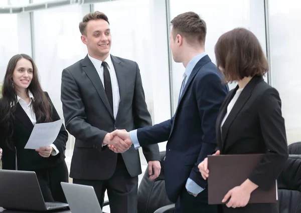 Handskakning affärspartner vid ett möte på kontoret — Stockfoto