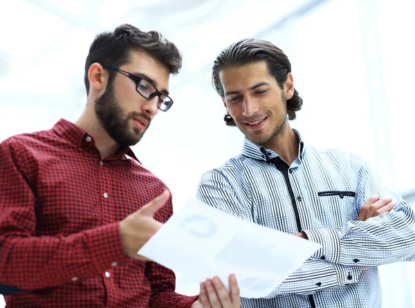 Çalışanlar şirketin belge tartışıyor