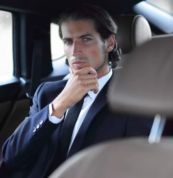 Hombre de negocios sentado en un coche cómodo — Foto de Stock