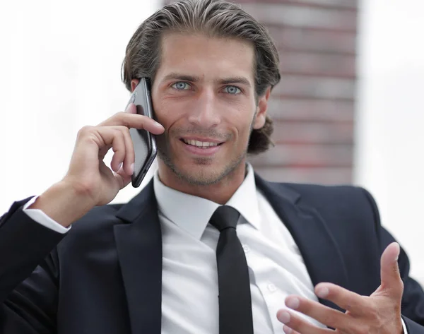 Επιχειρηματίας μιλάει στο έξυπνο τηλέφωνο. — Φωτογραφία Αρχείου