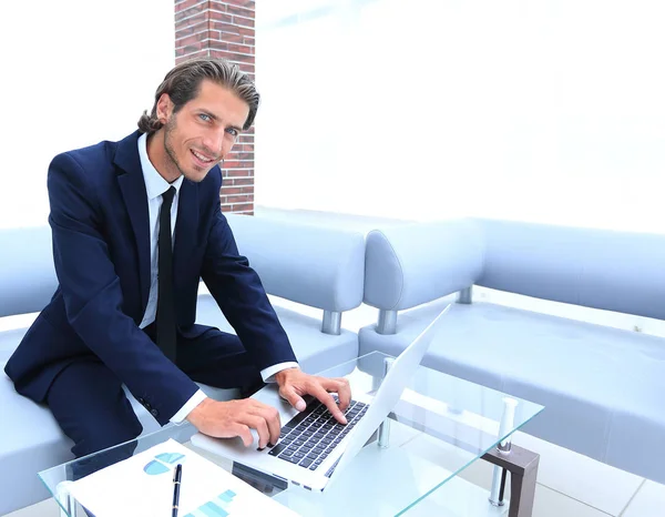 Uomo d'affari di successo che lavora nel suo ufficio . — Foto Stock