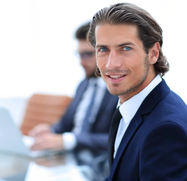 Uomo d'affari seduto a una riunione di lavoro — Foto Stock