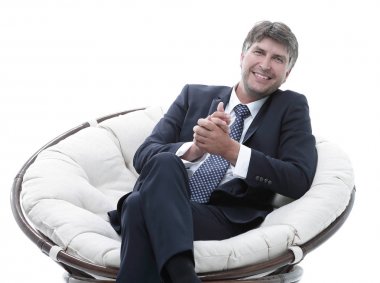 Başarılı bir iş adamı yumuşak bir rahat sandalyede oturur.