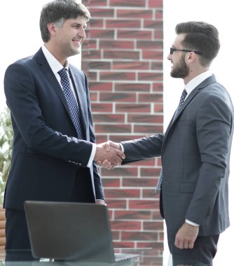 ofis koridorunda duran el sıkışan işadamları