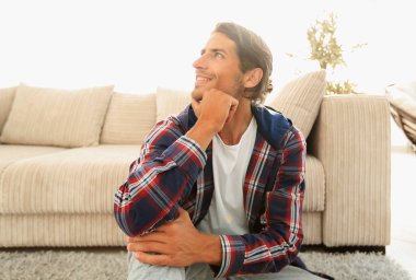 yeni bir daire içinde halı üzerinde mutlu bir adam Close-Up.