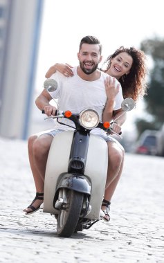 Güneşli bir günde bir şehir sürme mutlu genç Çift