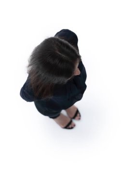 Yukarıdan görüntüleyin. Kameraya bakarak gülümseyen iş kadını.