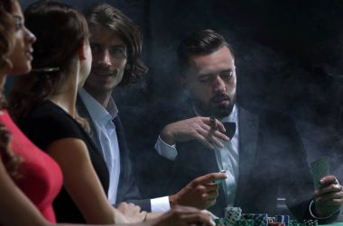 Üst sınıf arkadaşlar kumarhanede kumar oynuyorlar.