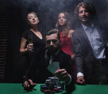 Puro sigara ve casino oynamak zengin yakışıklı adam