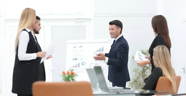 Empresario hace una presentación a su equipo de negocios — Foto de Stock