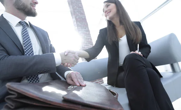 Hombre de negocios estrechando la mano para sellar un trato con su compañero — Foto de Stock