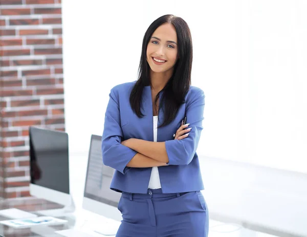 Éxito joven mujer de negocios con encantadora sonrisa confiada —  Fotos de Stock