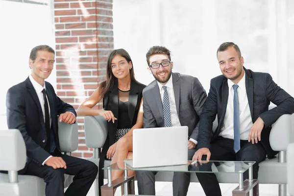 Entrepreneur and business team ,sitting on the sofa in the office lobby — Stock Photo, Image