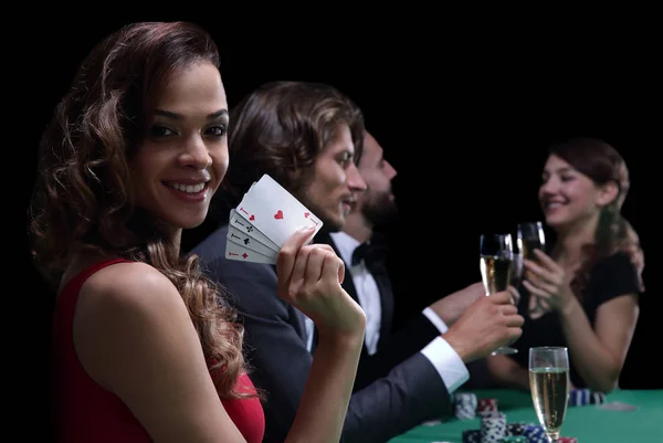 Mujer en la mesa de ruleta sosteniendo copa de champán en el casino — Foto de Stock