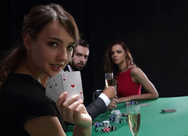 Portrait of the female gambler at the poker table with cards — Stock Photo, Image