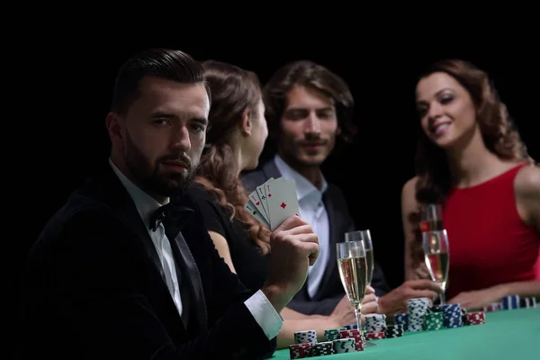 Bonito homem jogando no cassino — Fotografia de Stock