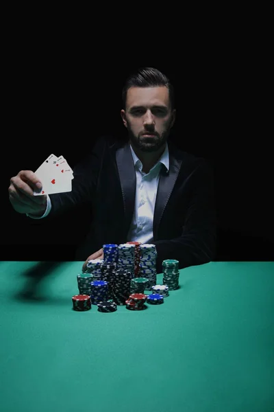 Glücklicher Pokerspieler, der gewinnt und ein Paar Asse hält — Stockfoto