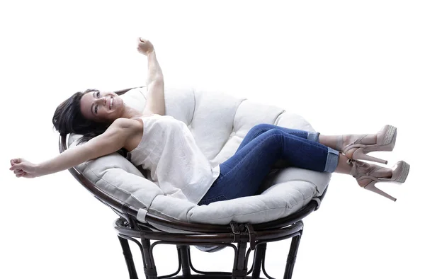 Σύγχρονη νεαρή γυναίκα χαλαρώνοντας σε μια στρογγυλή ζεστή μαλακή καρέκλα — Φωτογραφία Αρχείου