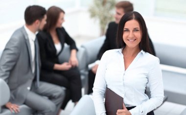 belgeler ile gülümseyen kadın Yardımcısı