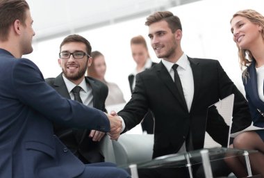 iş adamları ofiste iş toplantısında Handshake