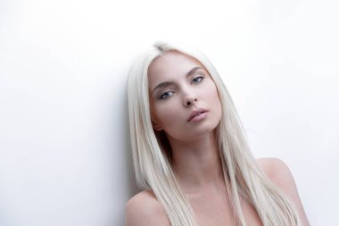 Hüzünlü güzel bir kadın portresi yakın çekim.