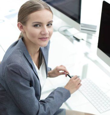 genç iş kadını mali belgeleriyle çalışma