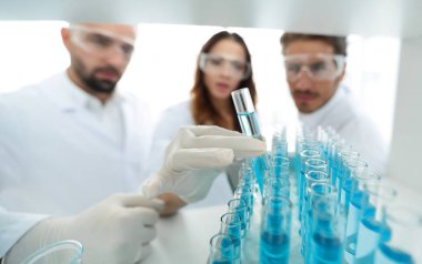 arka plan görüntüsü sıvı cam tüp içinde eğitim bilim adamları bir grup olduğunu.