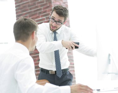 Kendine güvenen işadamı iş sorunları çözer