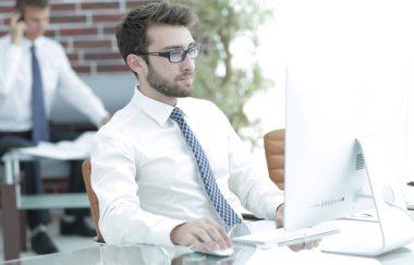 Yöneticisi inşaat üstünde bir bilgisayar