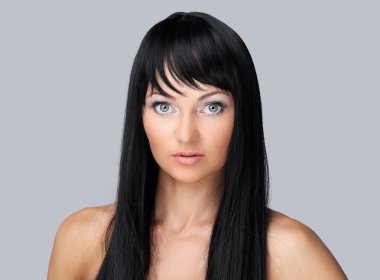 Güzel bir kadın yüzü temiz ten - gri izole ile