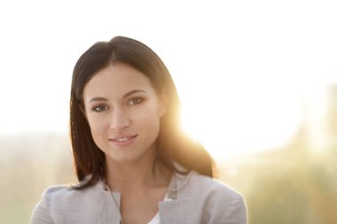 Yakın plan. Mutlu genç bir kadının yüzü.