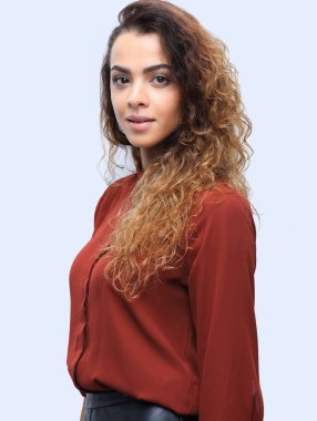 Yakın plan. Başarılı bir genç kadın..