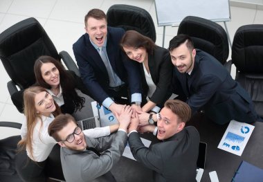 iş takım birlikte masada sıktı elleri ile