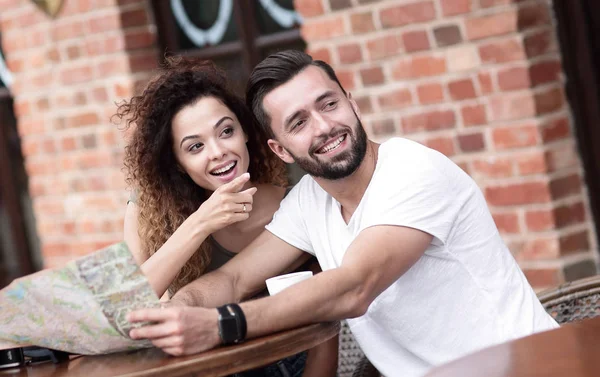 Ein Bild von Touristen, die in einem Café auf die Karte schauen — Stockfoto