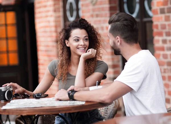 Porträt eines glücklichen Paares, das in einem Café sitzt — Stockfoto