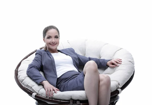 Obchodní žena sedí v kulaté křeslo rattan — Stock fotografie