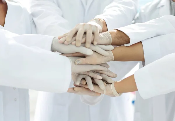 Mãos unidas da equipe médica de perto — Fotografia de Stock