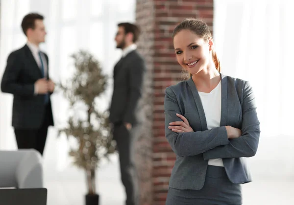 Mujer diseñadora en la oficina . — Foto de Stock