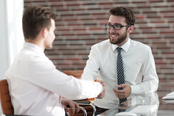 Handshake kollegor sitter vid skrivbordet — Stockfoto