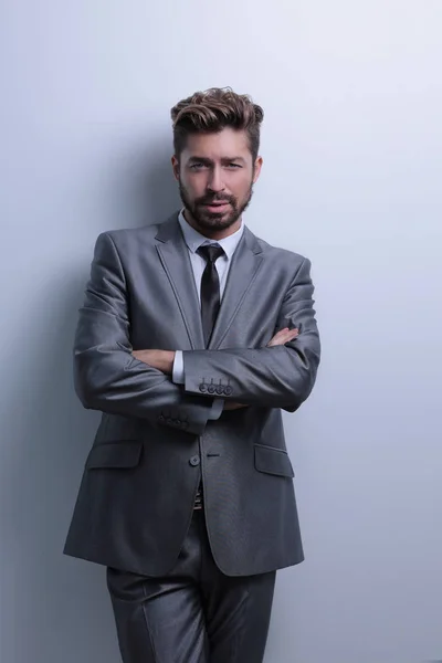 Jovem empresário posando com braços cruzados . — Fotografia de Stock