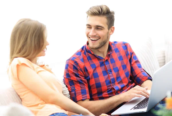 Close-up de um jovem casal sorridente com laptop — Fotografia de Stock