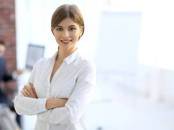 Porträtt av ung affärskvinna i bakgrunden av kontoret — Stockfoto