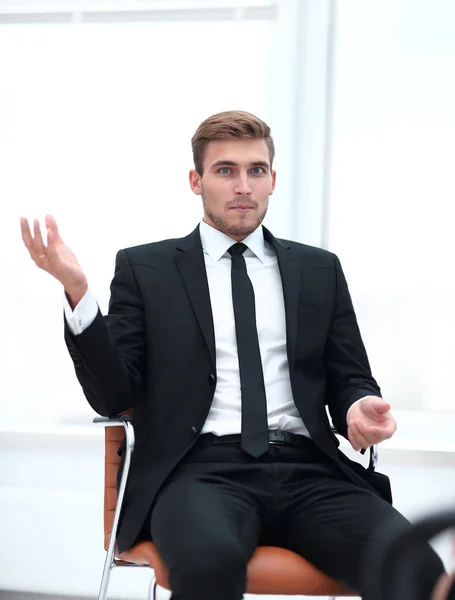 Nahaufnahme. Geschäftsmann spricht im Stuhl. — Stockfoto