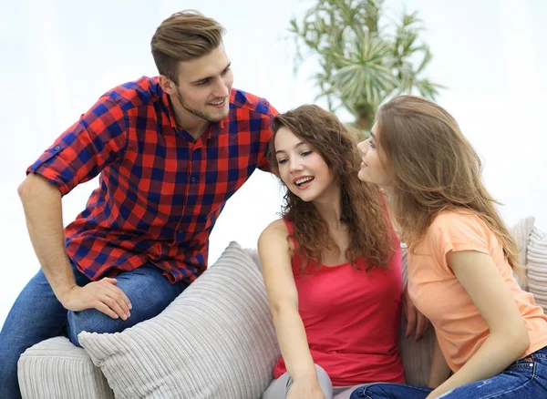 Skupina studentů sedí na pohovce v obývacím pokoji. — Stock fotografie