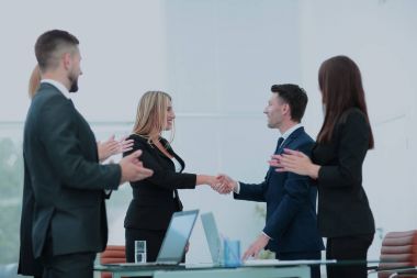 Karşılıklı iş ortakları ve iş takım toplantısı Office