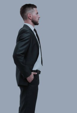 Genç iş adamı ile ayakta cebinde beyaz arkaya eller.